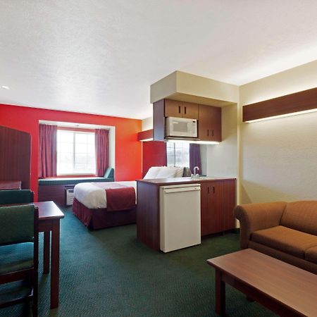 Microtel Inn & Suites By Wyndham Brandon Bagian luar foto