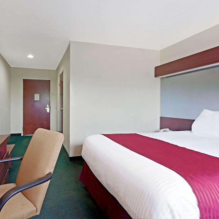 Microtel Inn & Suites By Wyndham Brandon Bagian luar foto