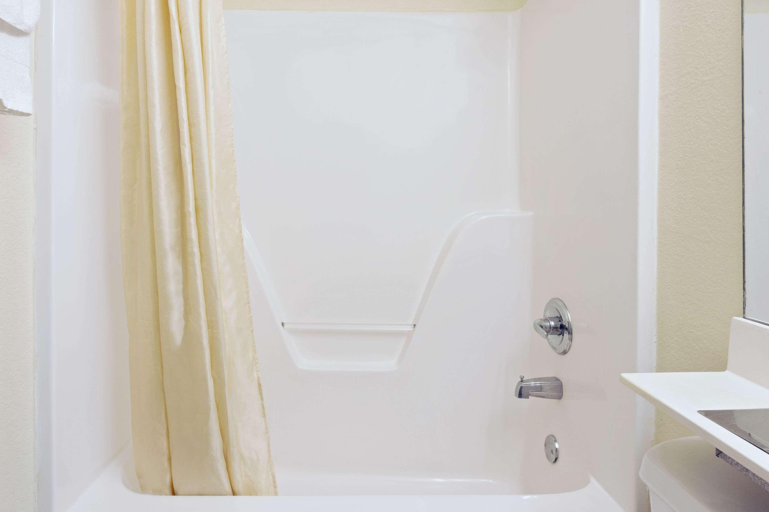 Microtel Inn & Suites By Wyndham Brandon Bagian luar foto