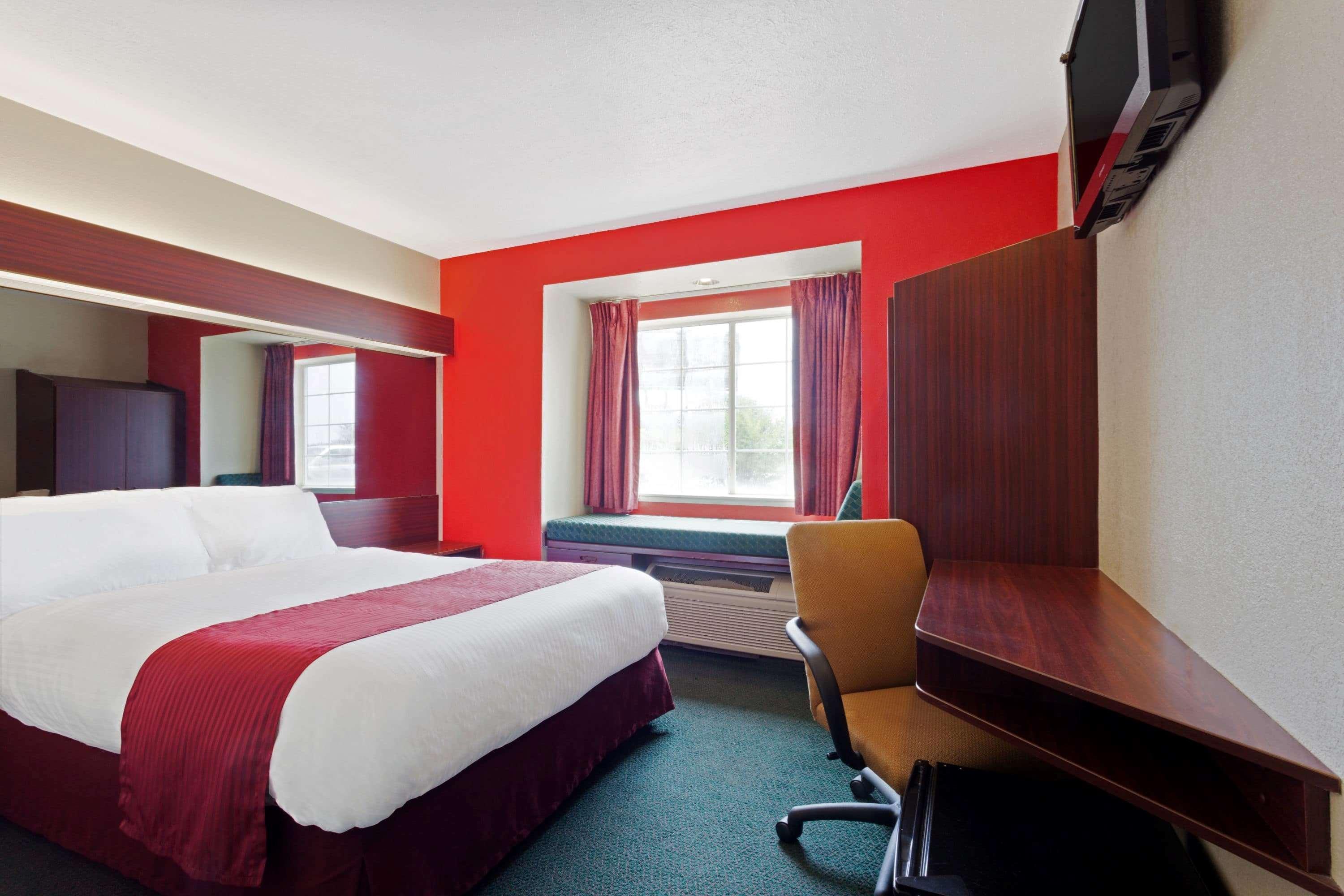 Microtel Inn & Suites By Wyndham Brandon Bagian luar foto