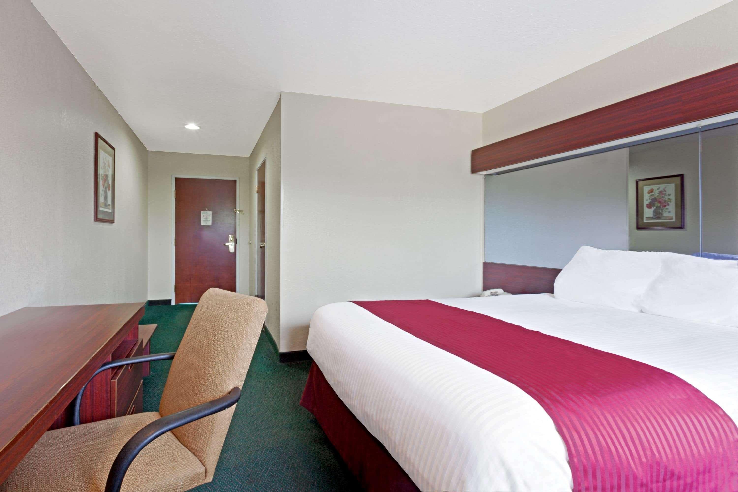 Microtel Inn & Suites By Wyndham Brandon Bagian luar foto