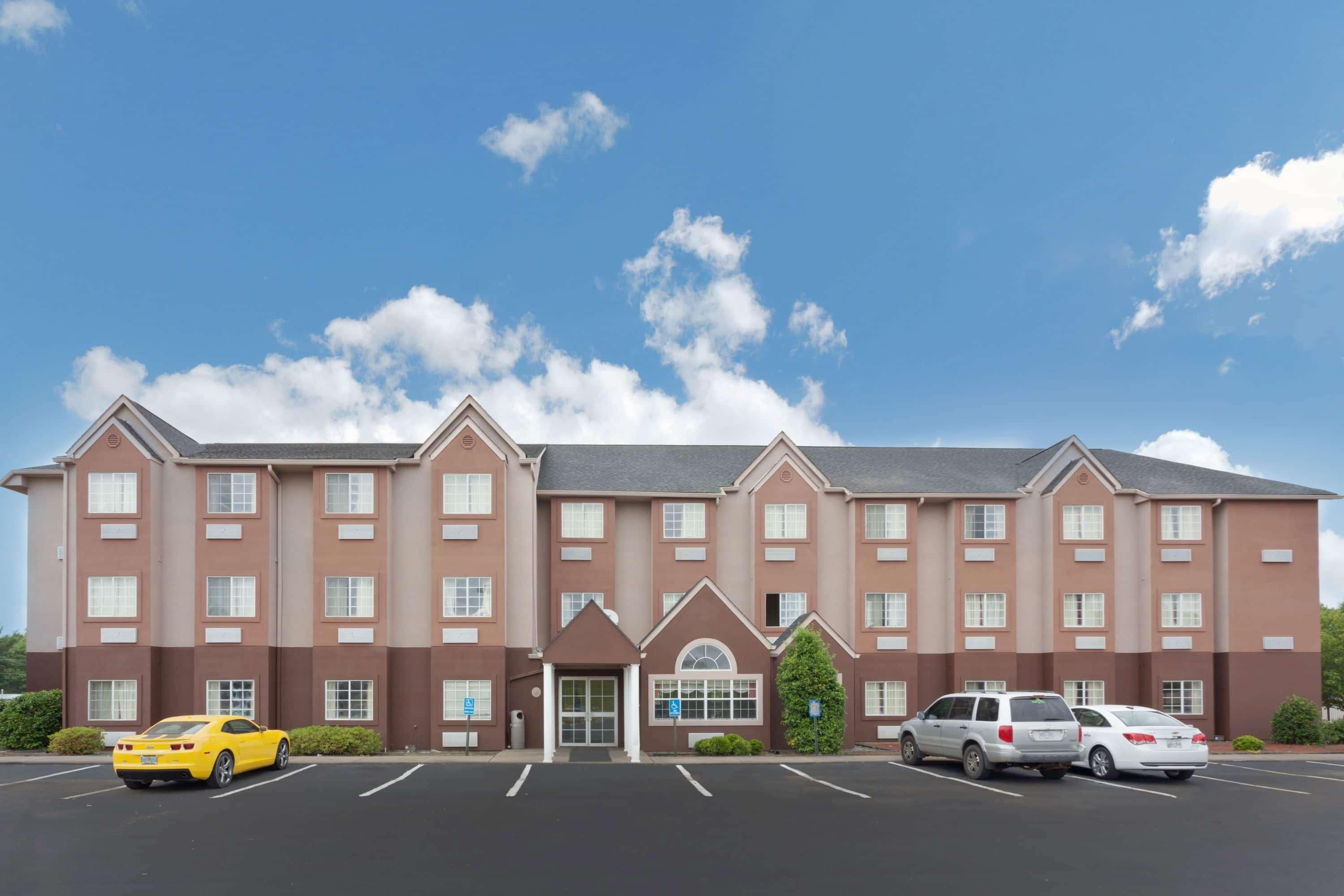 Microtel Inn & Suites By Wyndham Brandon Bagian luar foto