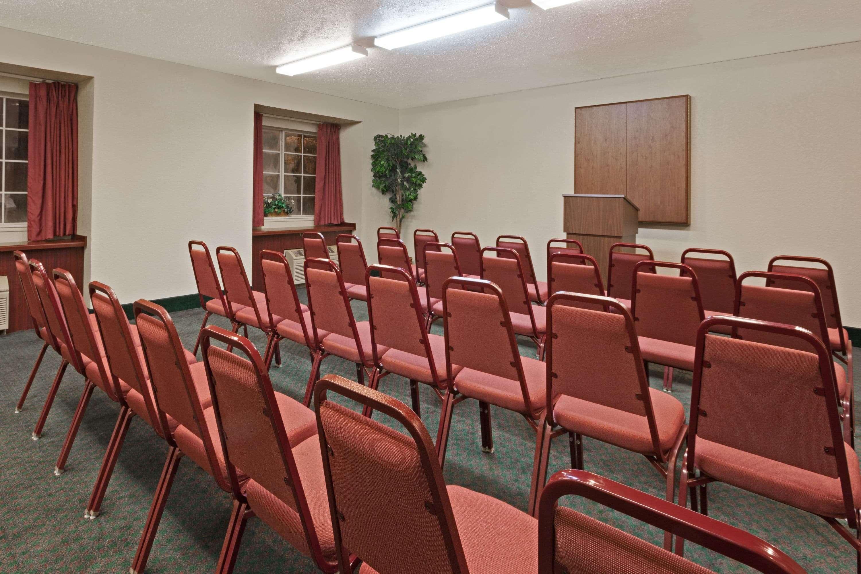 Microtel Inn & Suites By Wyndham Brandon Bagian luar foto