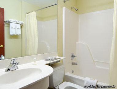 Microtel Inn & Suites By Wyndham Brandon Bagian luar foto