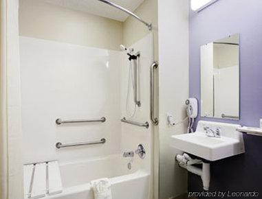 Microtel Inn & Suites By Wyndham Brandon Bagian luar foto